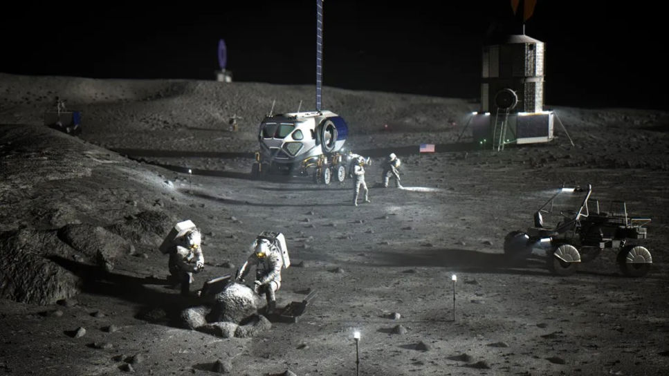 En illustration som visar fyra astronauter iförda rymddräkter på månens sydpool. Två astronauter i förgrunden står på knä och undersöker en månsten, två astronauter i bakgrunden undersöker månens yta med ficklampa. Utöver astronauterna visar illustrationen även två fordon på månytan, samt två strukturer i bakgrunden.