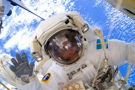 Christer Fuglesang i rymden Bild på Christer i rymddräkt
