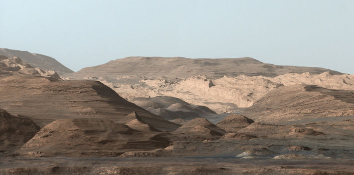Denna sammansatta bild visar de högre regionerna av Mount Sharp. Bilderna togs av Curiosity den 9 september 2015.