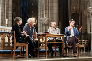 Panelsamtal tre synsätt på kosmologi Paneldeltagarna sitter på stolar runt ett bord framför altaret i uppsala domkyrka. Från vänster samtalsledaren och prästen Kerstin Dillmar, fil dr i religionsfilosofi Oliver Li, lektor i filosofi Sebastian Lutz och docent i astronomi Martin Sahlén.