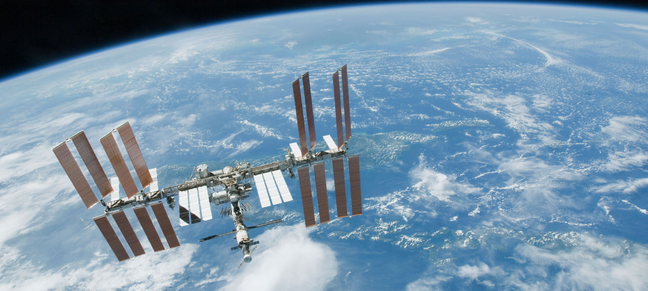 ISS mot jorden ISS svävande över jorden