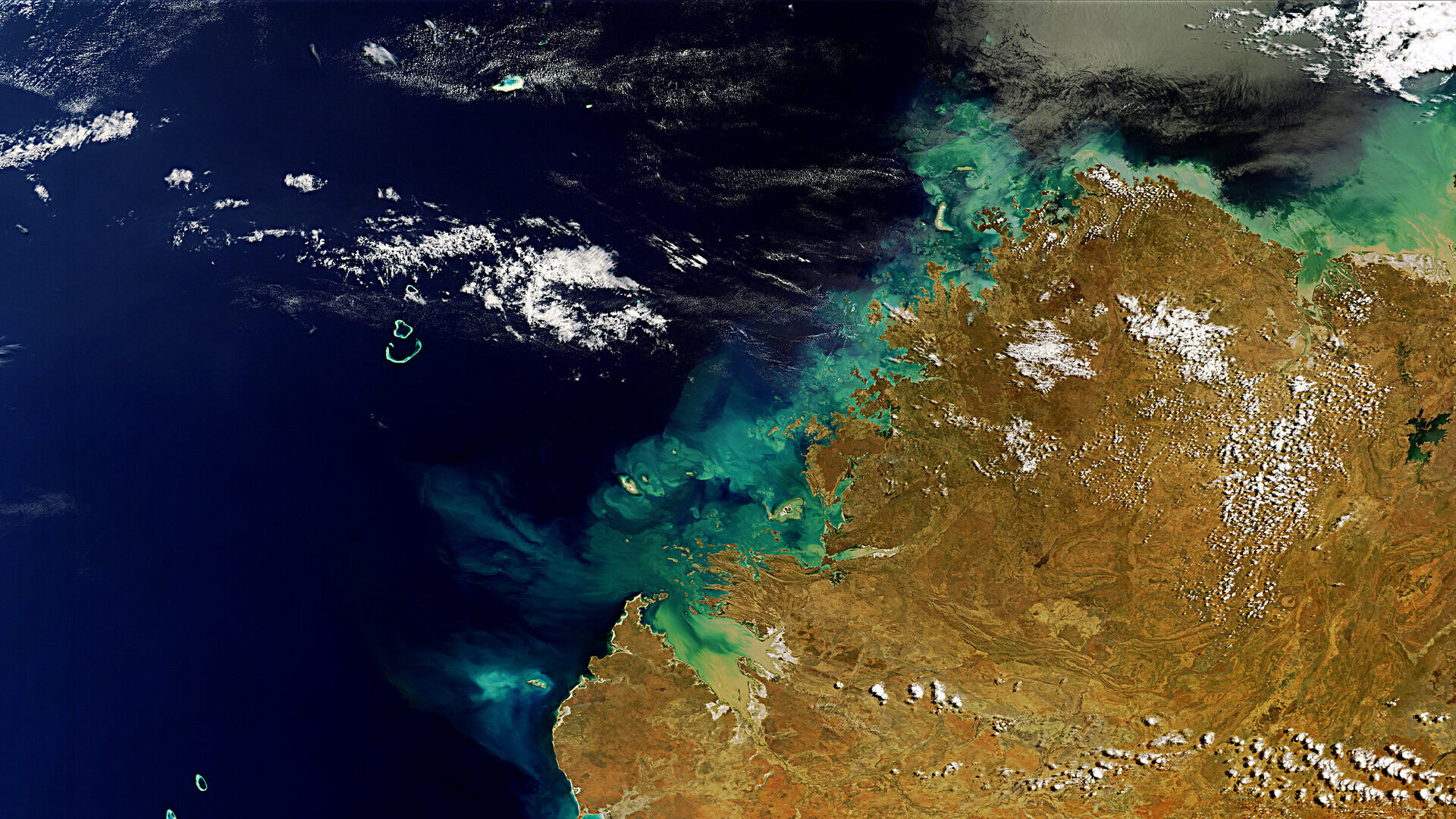 En satellitbild över Kimberley-regionen i Australien. Bilden visar kustlinjen kontrasterat mot ett mörkt hav.