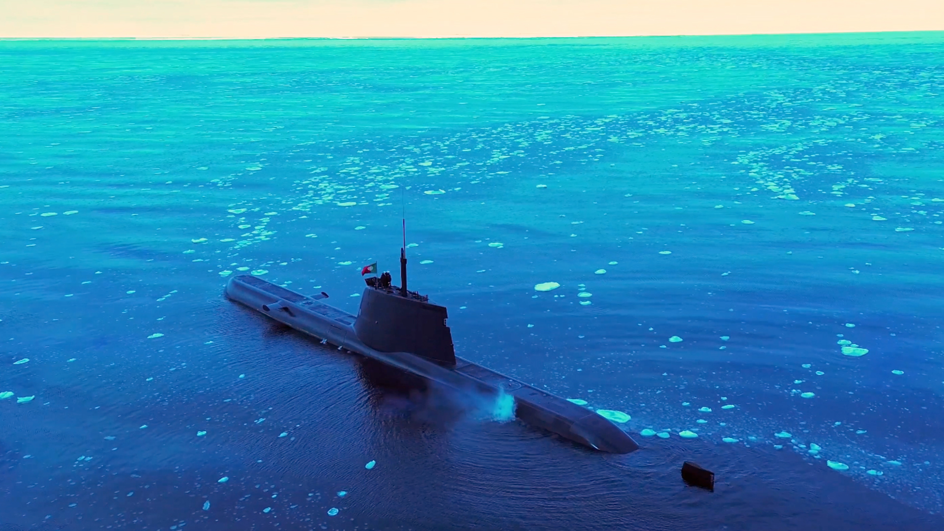 En portugisisk ubåt på ytan av ett stilla hav.