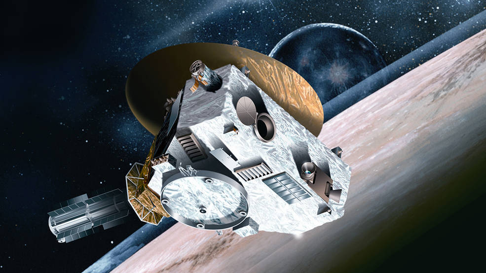 En digital illustration av rymdfarkosten New Horizon som svävar tyngdlös i yttre rymden framför planeter och stjärnor.