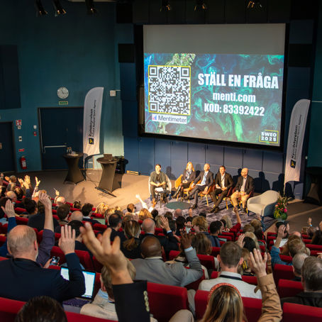 DSC_0047.jpg En publik räcker upp händerna till en intresserad panel.