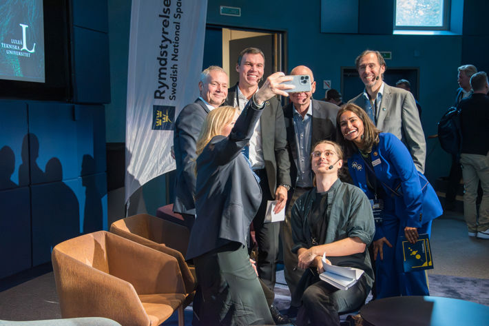 En grupp personer tar en selfie tillsammans