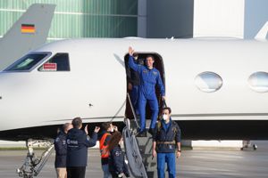 Marcus i Köln.jpg Marcus Wandt går av ett flygplan