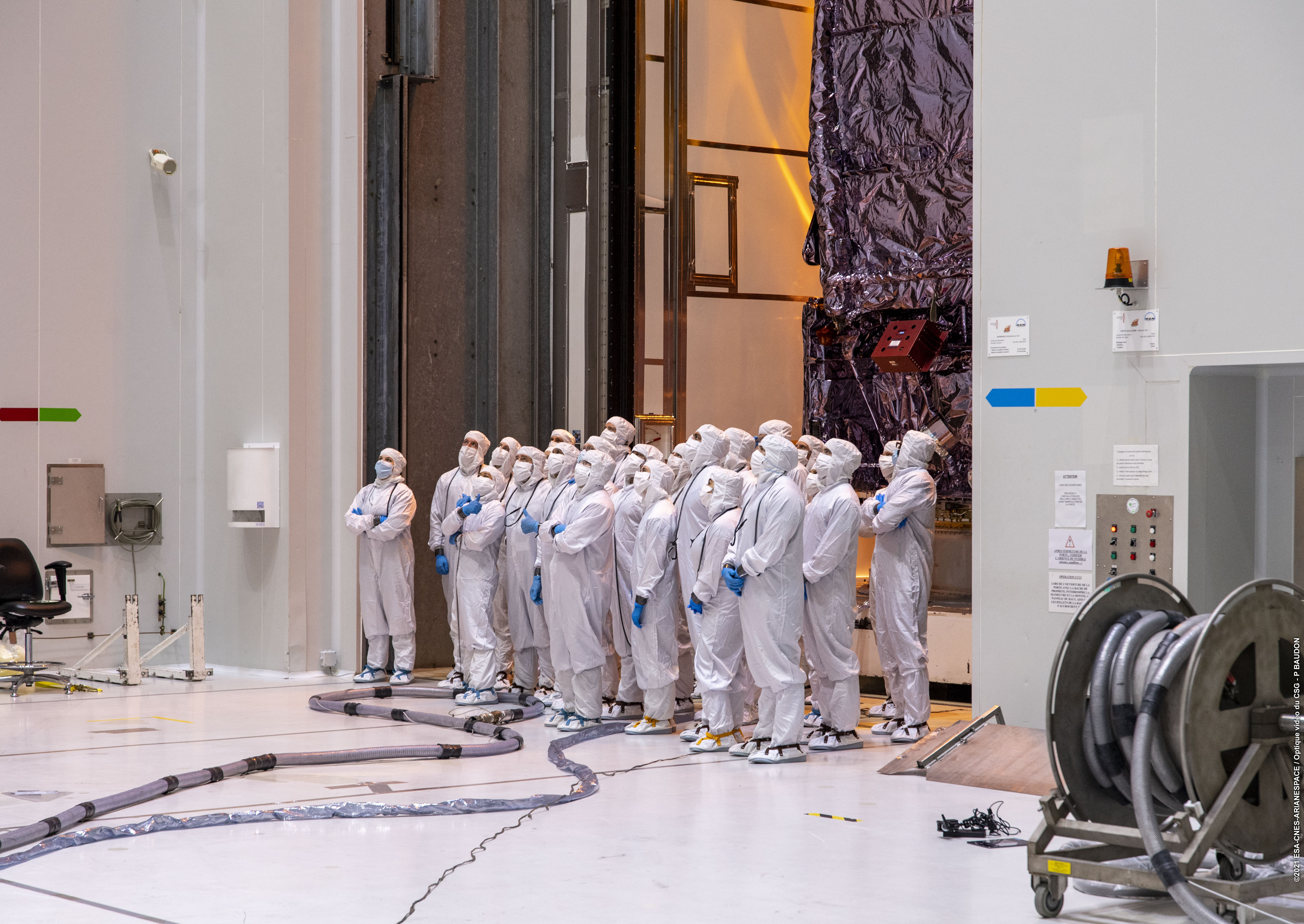 Webb tankas inför publik